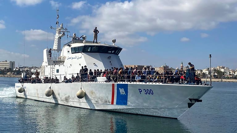 Migranten auf einem Boot der libyschen Küstenwache (Archivbild): Erneut haben Menschen auf See ihr Leben verloren.