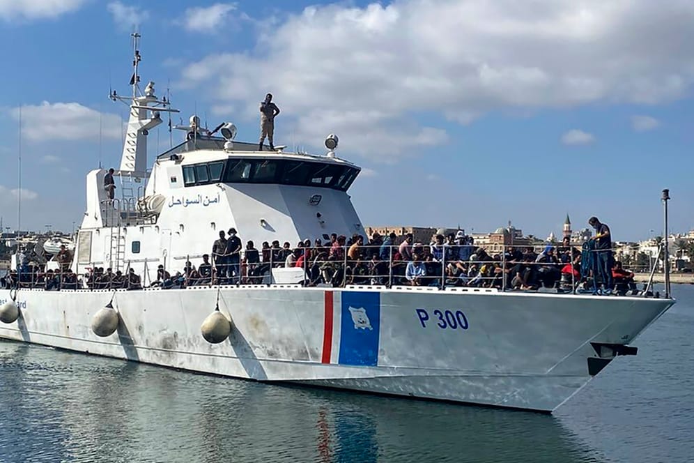 Migranten auf einem Boot der libyschen Küstenwache (Archivbild): Erneut haben Menschen auf See ihr Leben verloren.