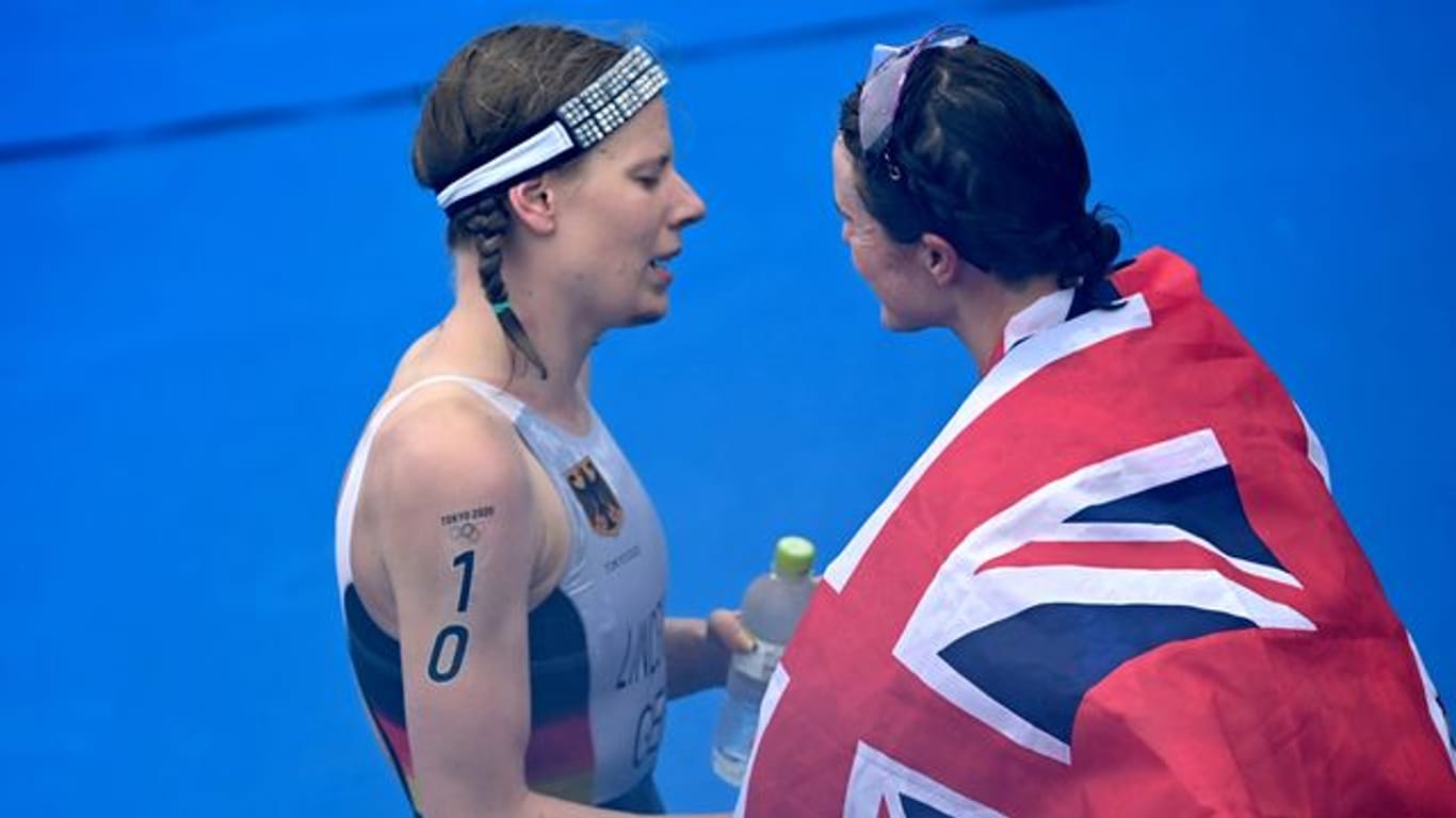 Triathletin Laura Lindemann gratuliert Flora Duffy zum Sieg Olympiasieg.