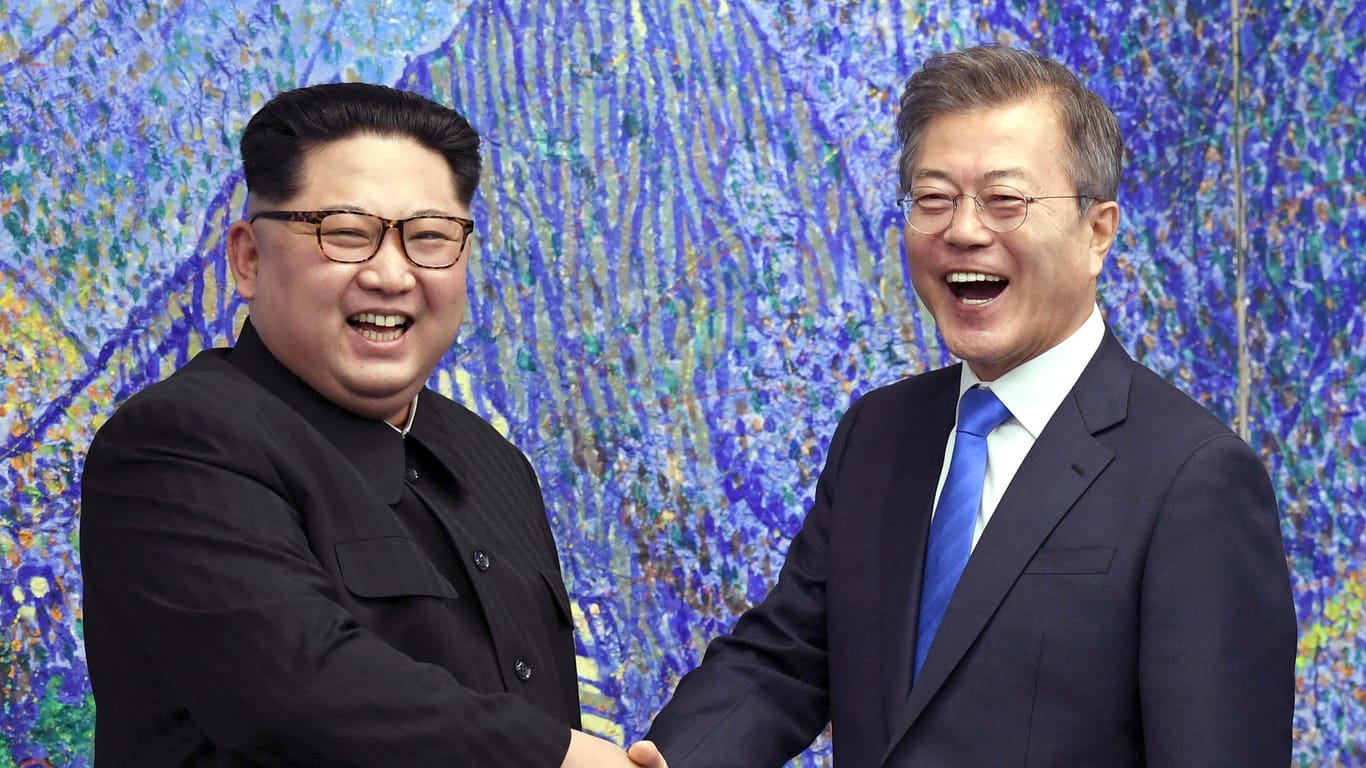Kim Jong Un und Moon Jae In (Archivbild): Es scheint eine Annäherung zwischen dem Norden und Süden zu geben.