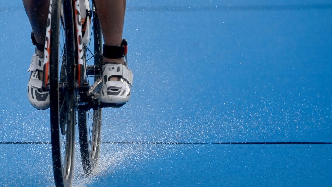 Dauerregen in Tokio beeinträchtigte den olympischen Frauen-Triathlon.