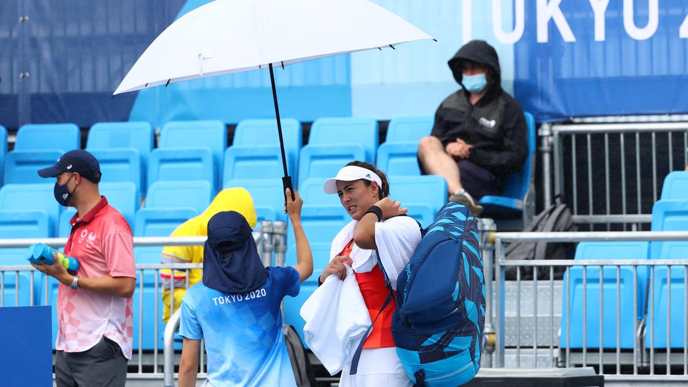 Garbine Muguruza (unter dem weißen Schirm) muss warten: Einige Tennismatches wurden am Dienstag verschoben.