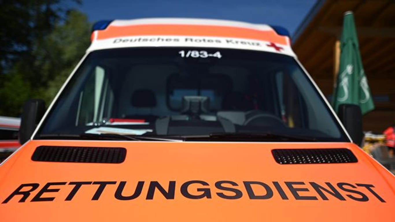 Ein Rettungswagen (Symbolbild): Nach einem Autounfall in Hessen musste eine Familie teils schwerverletzt ins Krankenhaus eingeliefert werden.