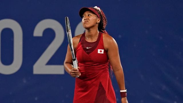 Japans Tennis-Idol Naomi Osaka ist beim olympischen Turnier in Tokio ausgeschieden. Japans Tennis-Idol Naomi Osaka ist beim olympischen Turnier in Tokio ausgeschieden.
