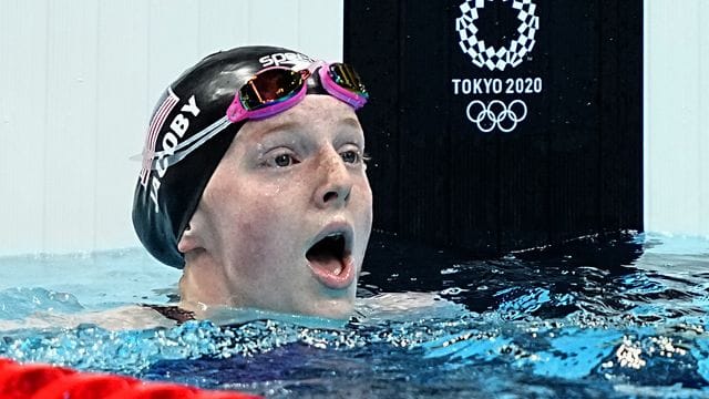 Die 17-jährige Lydia Jacoby konnte ihren Olympiasieg über 100 Meter Brust selbst kaum fassen. Die 17-jährige Lydia Jacoby konnte ihren Olympiasieg über 100 Meter Brust selbst kaum fassen.
