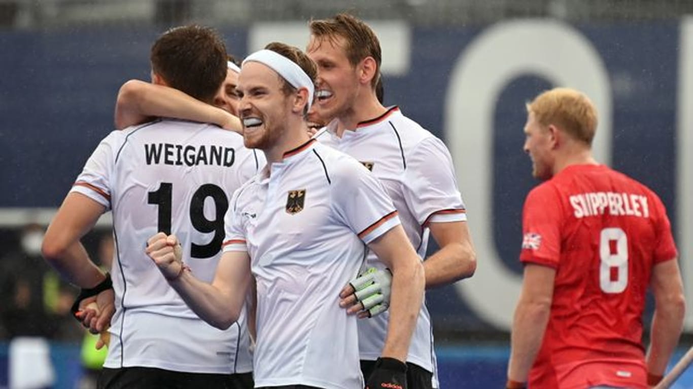 Die deutschen Hockey-Herren feiern den Sieg gegen Großbritannien.