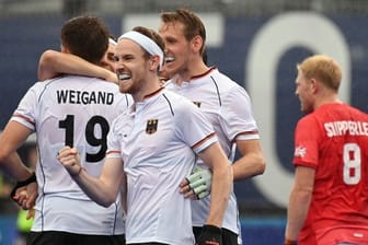 Die deutschen Hockey-Herren feiern den Sieg gegen Großbritannien.