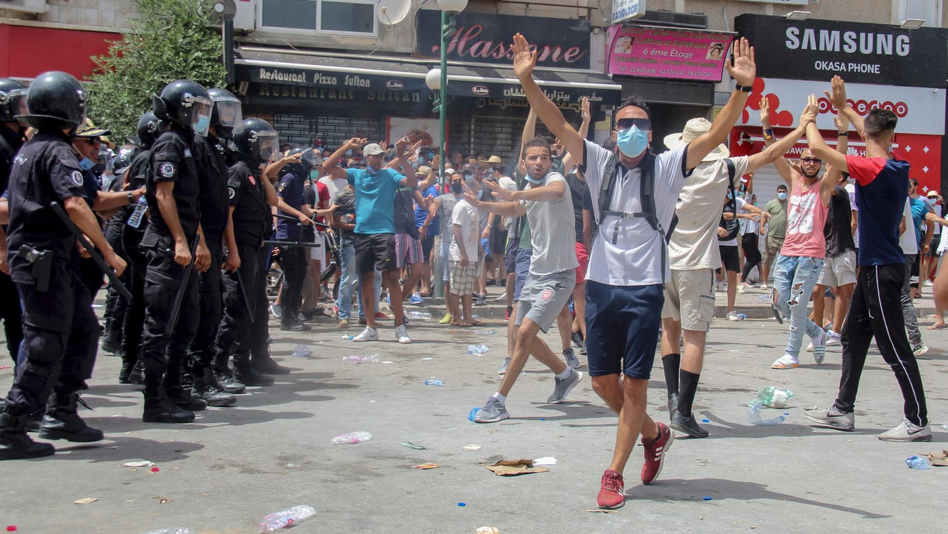 Uniformierte Polizisten stehen in Tunis Demonstranten gegenüber: Nach der Entmachtung der tunesischen Regierung hat US-Außenminister Antony Blinken zum Dialog zwischen den Konfliktparteien aufgerufen.