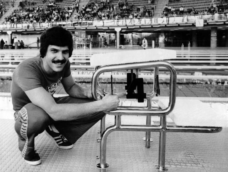 Platz vier: Mark Spitz ist der Michael Phelps der Spiele in München 1972. Vier Jahre zuvor gewann er je einmal Silber und Bronze und zweimal Gold mit der Staffel. In München triumphierte der Schwimmer gleich siebenmal. Bei jedem dieser Rennen stellte Spitz einen Weltrekord auf. In der Folge ließen sich viele andere Athleten einen Schnurrbart (Spitz' Markenzeichen) wachsen, weil durch diesen Vorteile vermutet wurden. Im Alter von nur 22 Jahren trat der US-Amerikaner vom Schwimmsport zurück.