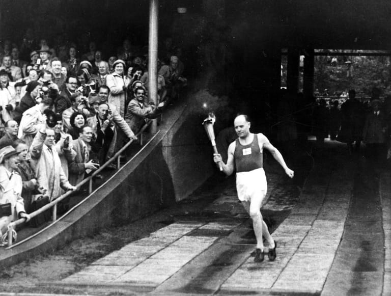 Auf Platz drei der erfolgreichsten Olympioniken steht Paavo Nurmi. Die finnische Leichathletik-Legende errang zwischen 1920 und '28 neun Gold- und drei Silbermedaillen. Außerdem stellte er 24 Weltrekorde auf. Vor dem Stadion in Helsinki wurde eine Statue zu Ehren des Dauerläufers errichtet. Dort hatte Nurmi 1952 das Olympische Feuer entzündet. Trotz seiner enormen Erfolge war Nurmi nie mit sich zufrieden.