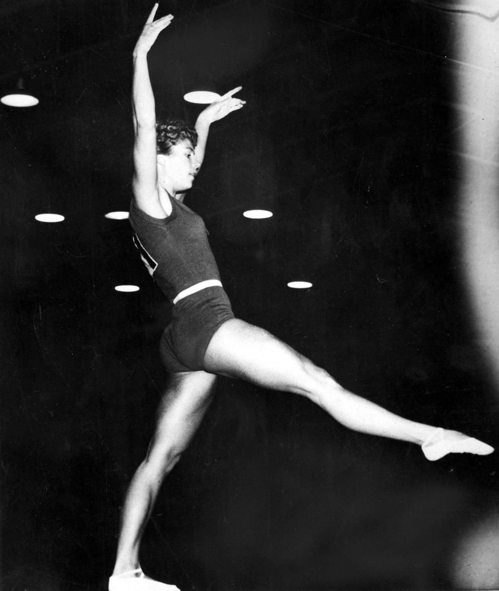 Auf Platz zwei liegt die erfolgreichste Frau in der Geschichte der Olympischen Spiele der Neuzeit: Larissa Latynina aus der UDSSR. Zwischen 1956 und '64 errang die Kunstturnerin neun Goldmedaillen, fünfmal Silber und viermal Bronze. 18 Medaillen sammelte sie insgesamt. 1958 gewann sie fünfmal Gold, obwohl sie bereits schwanger war.