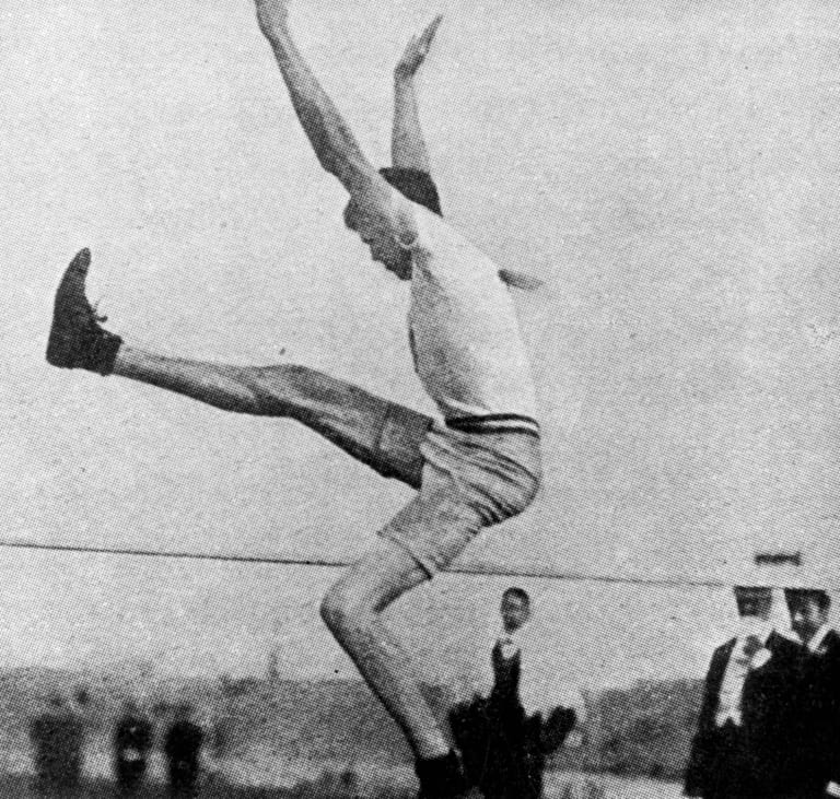 Auf Platz zehn der erfolgreichsten Sommer-Olympioniken liegt Raymond "Ray" Ewry (achtmal Gold bei den Spielen 1900, '04 und '08). Der US-Amerikaner war der überragende Sprung-Athlet seiner Zeit. Die Disziplinen des "Human Frog" (menschlicher Frosch) waren Standhochsprung, Standweitsprung und Standdreisprung. Ewry gewann alle Wettkämpfe, zu denen er angetreten war und sein Weltrekord im Standweitsprung von 1904 hatte bestand, bis der Wettbewerb 1938 eingestellt wurde.