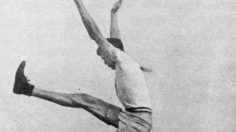 Auf Platz zehn der erfolgreichsten Sommer-Olympioniken liegt Raymond "Ray" Ewry (achtmal Gold bei den Spielen 1900, '04 und '08). Der US-Amerikaner war der überragende Sprung-Athlet seiner Zeit. Die Disziplinen des "Human Frog" (menschlicher Frosch) waren Standhochsprung, Standweitsprung und Standdreisprung. Ewry gewann alle Wettkämpfe, zu denen er angetreten war und sein Weltrekord im Standweitsprung von 1904 hatte bestand, bis der Wettbewerb 1938 eingestellt wurde.