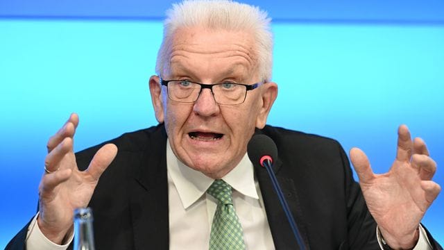 Winfried Kretschmann gestikuliert.