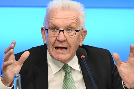 Winfried Kretschmann gestikuliert.