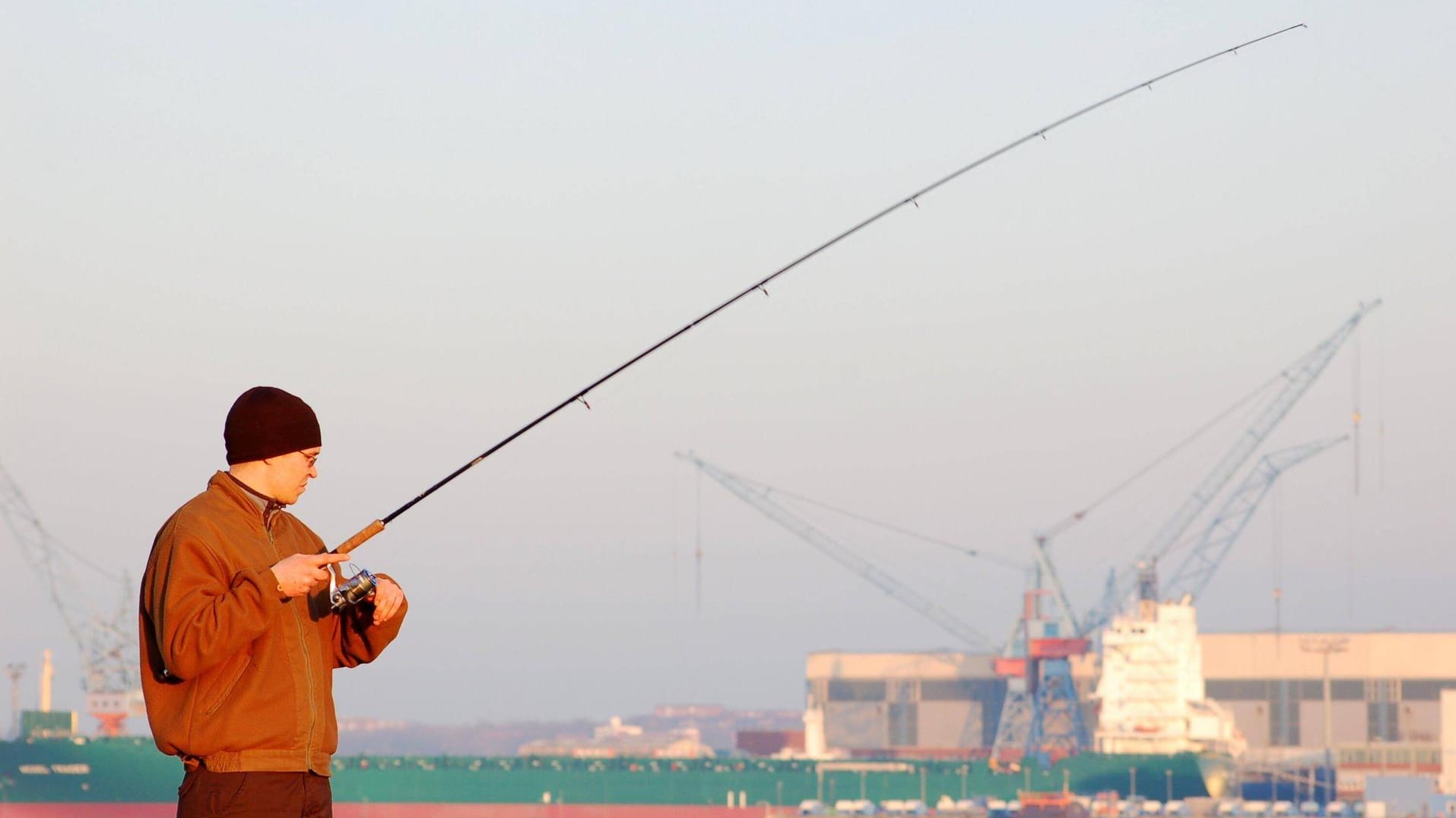 Ein Angler in Kiel (Symbolbild): Für viele Vereine könnte die Pachterhöhung das Aus bedeuten. Ein Angler in Kiel (Symbolbild): Für viele Vereine könnte die Pachterhöhung das Aus bedeuten.