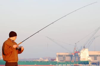 Ein Angler in Kiel (Symbolbild): Für viele Vereine könnte die Pachterhöhung das Aus bedeuten.