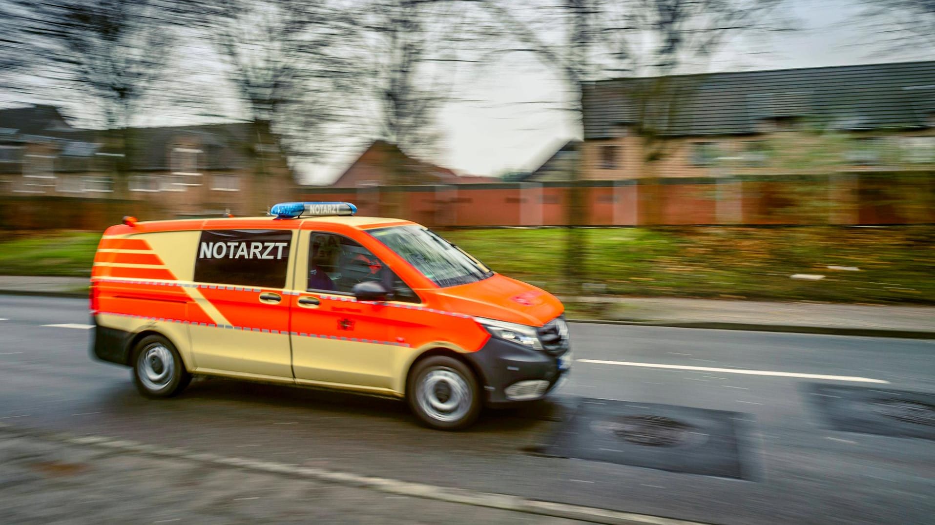 Ein Rettugnswagen im Einsatz (Symbolbild): Der Mann musste mit einer Drehleiter geborgen werden.