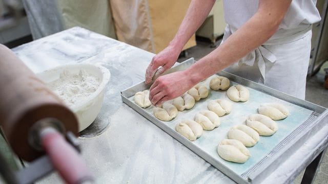 Handarbeit statt maschineller Fertigung: Auch künftig wird es wohl Bedarf an Handgebackenem geben.