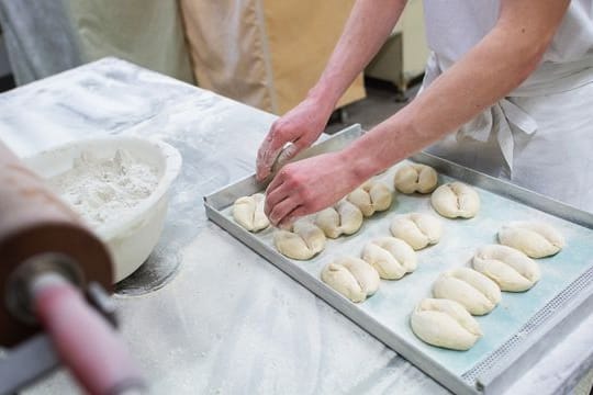 Handarbeit statt maschineller Fertigung: Auch künftig wird es wohl Bedarf an Handgebackenem geben.