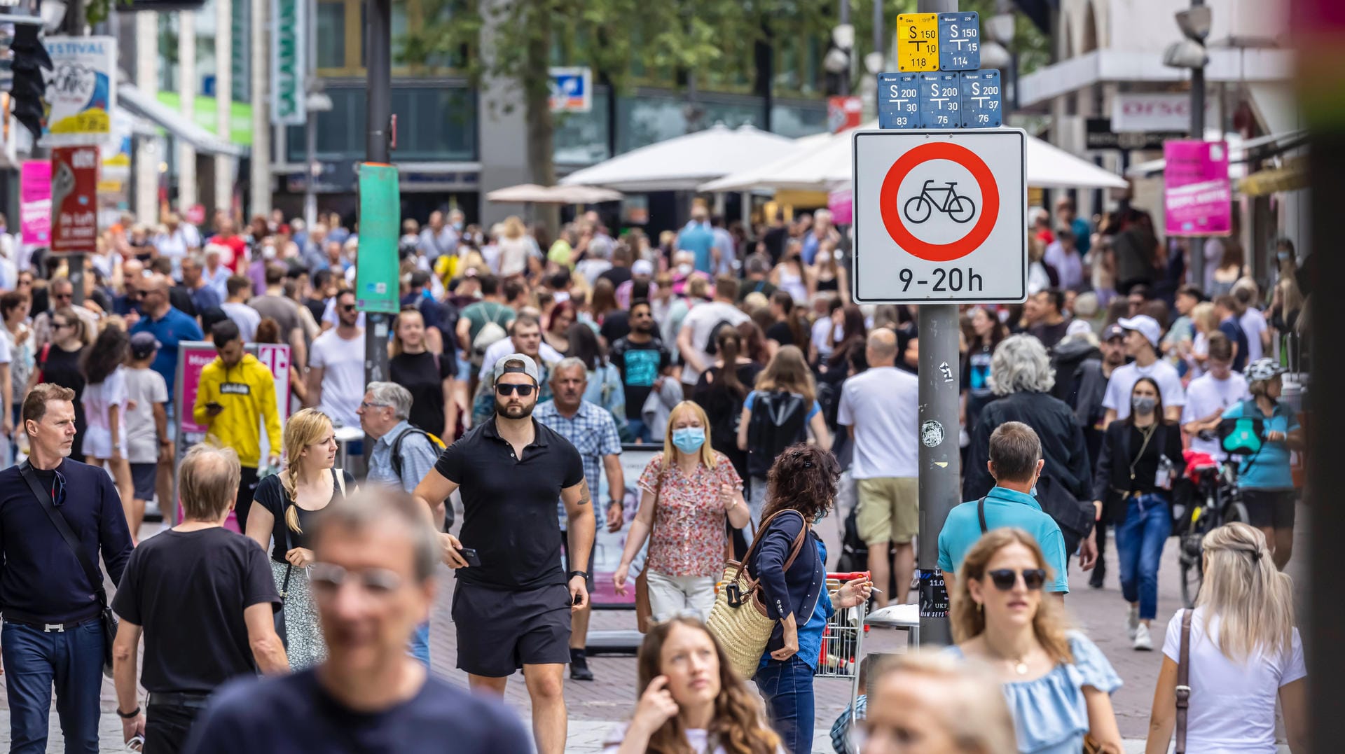 Fußgängerzone in Ulm: Noch sind die Corona-Lockerungen in Kraft. Doch das könnte sich bald ändern.