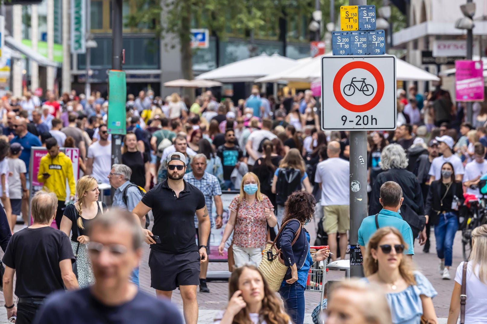 Fußgängerzone in Ulm: Noch sind die Corona-Lockerungen in Kraft. Doch das könnte sich bald ändern.