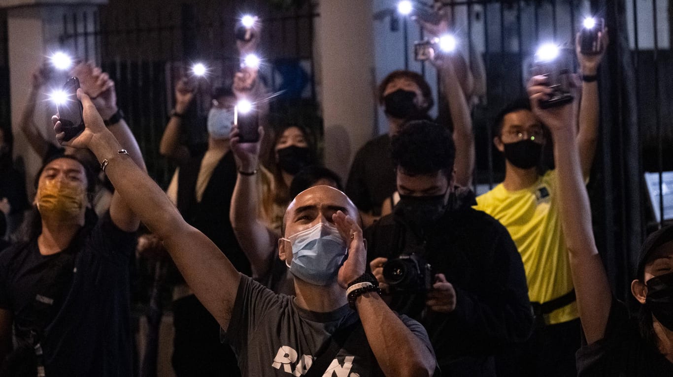 Demokratie-Aktivisten in Hongkong demonstrieren gegen die Schließung der Zeitung "Apple Daily": Ein 24-Jähriger Aktivist ist als erster Mensch auf der Grundlage des umstrittenen Sicherheitsgesetzes verurteil worden.