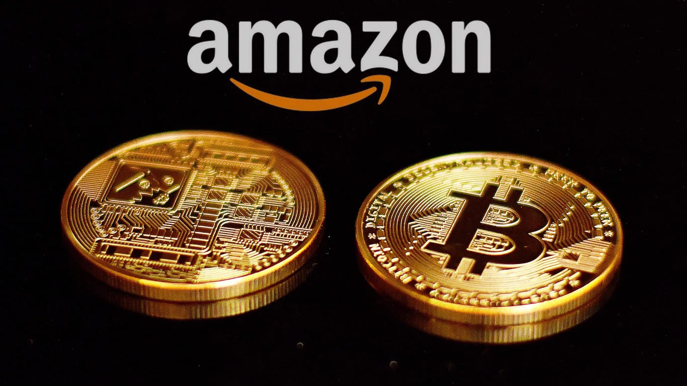 Bitcoin-Münzen vor dem Amazon-Logo (Symbolbild): Der Onlineversandhändler hat Gerüchte ausgeräumt, dass bald mit der Kryptowährung bezahlt werden könne.