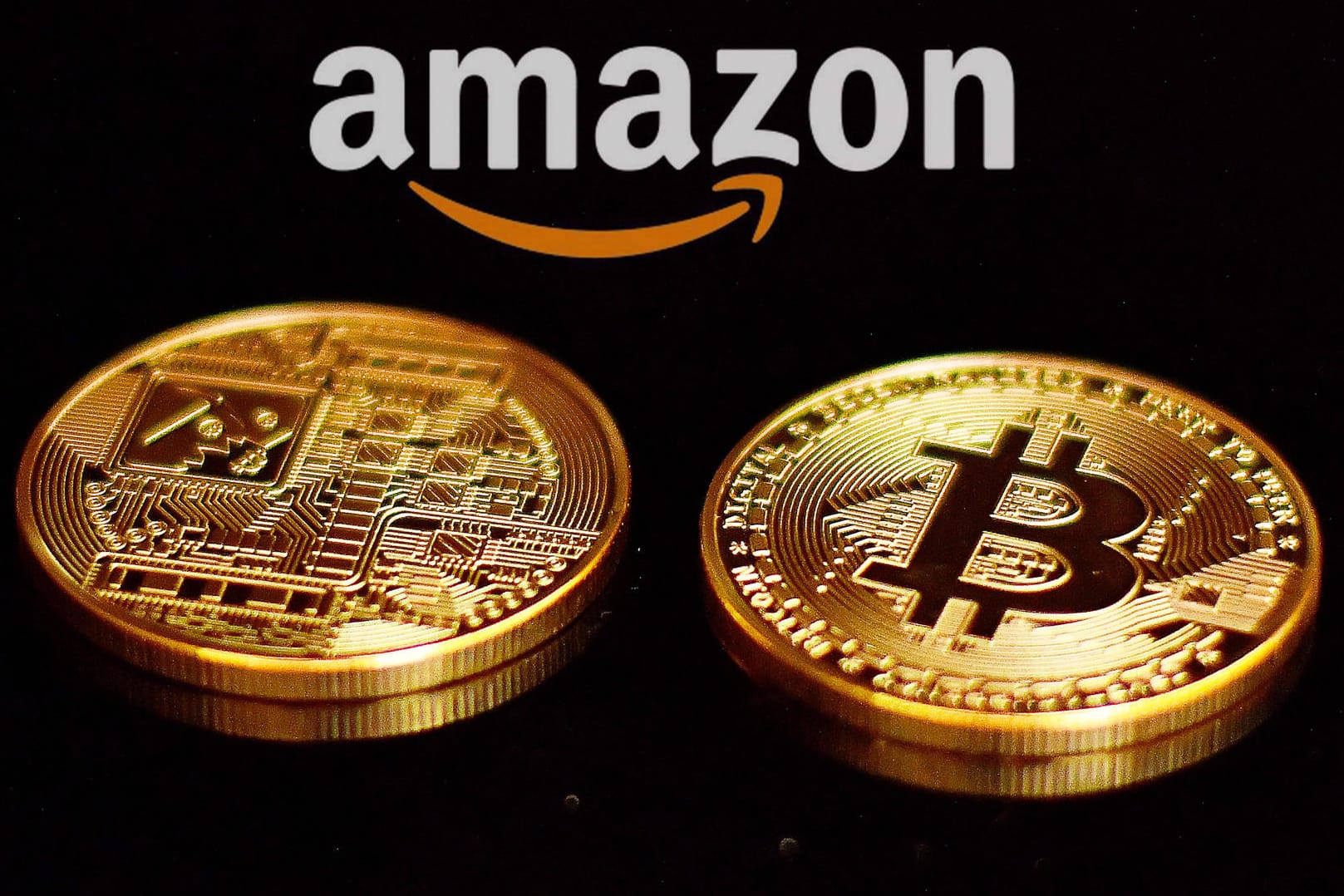 Bitcoin-Münzen vor dem Amazon-Logo (Symbolbild): Der Onlineversandhändler hat Gerüchte ausgeräumt, dass bald mit der Kryptowährung bezahlt werden könne.