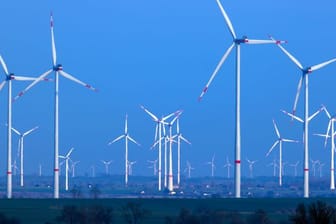 Windräder drehen sich in einem Windpark