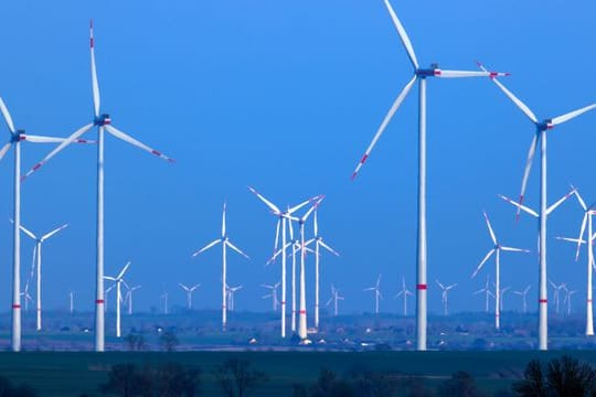 Windräder drehen sich in einem Windpark