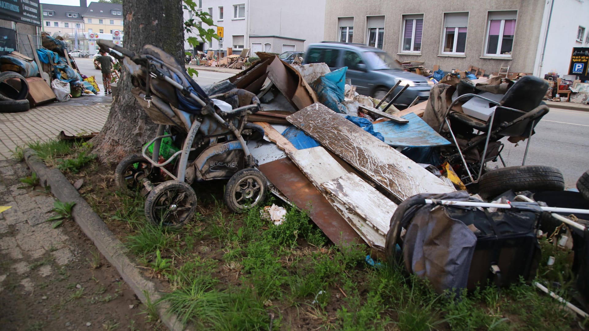 Hagen nach dem Unwetter (Archivbild): Nun zahlt die Stadt Soforthilfen für betroffene Familien aus.