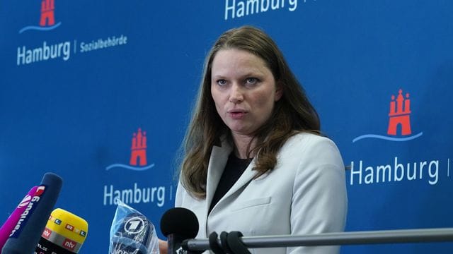 Melanie Leonhard (SPD) gibt ein Pressestatement