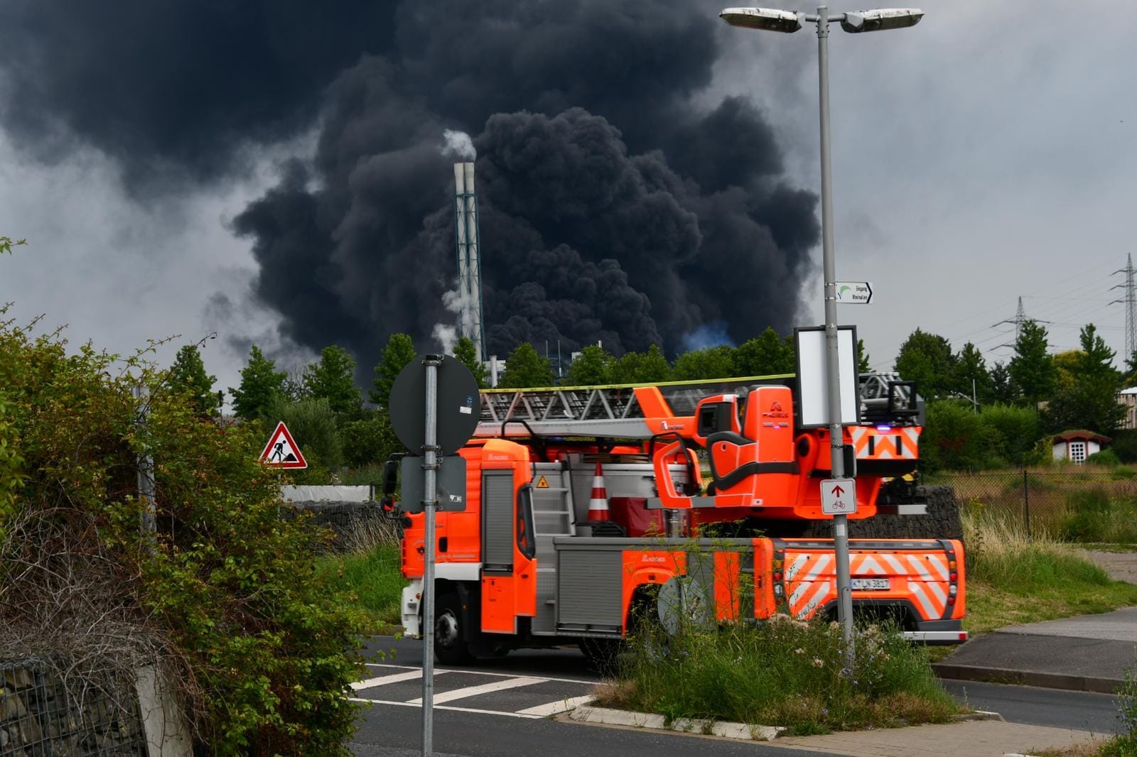 Einsatzkräfte in Leverkusen am Chempark: Am Morgen kam es dort zu einer Explosion.