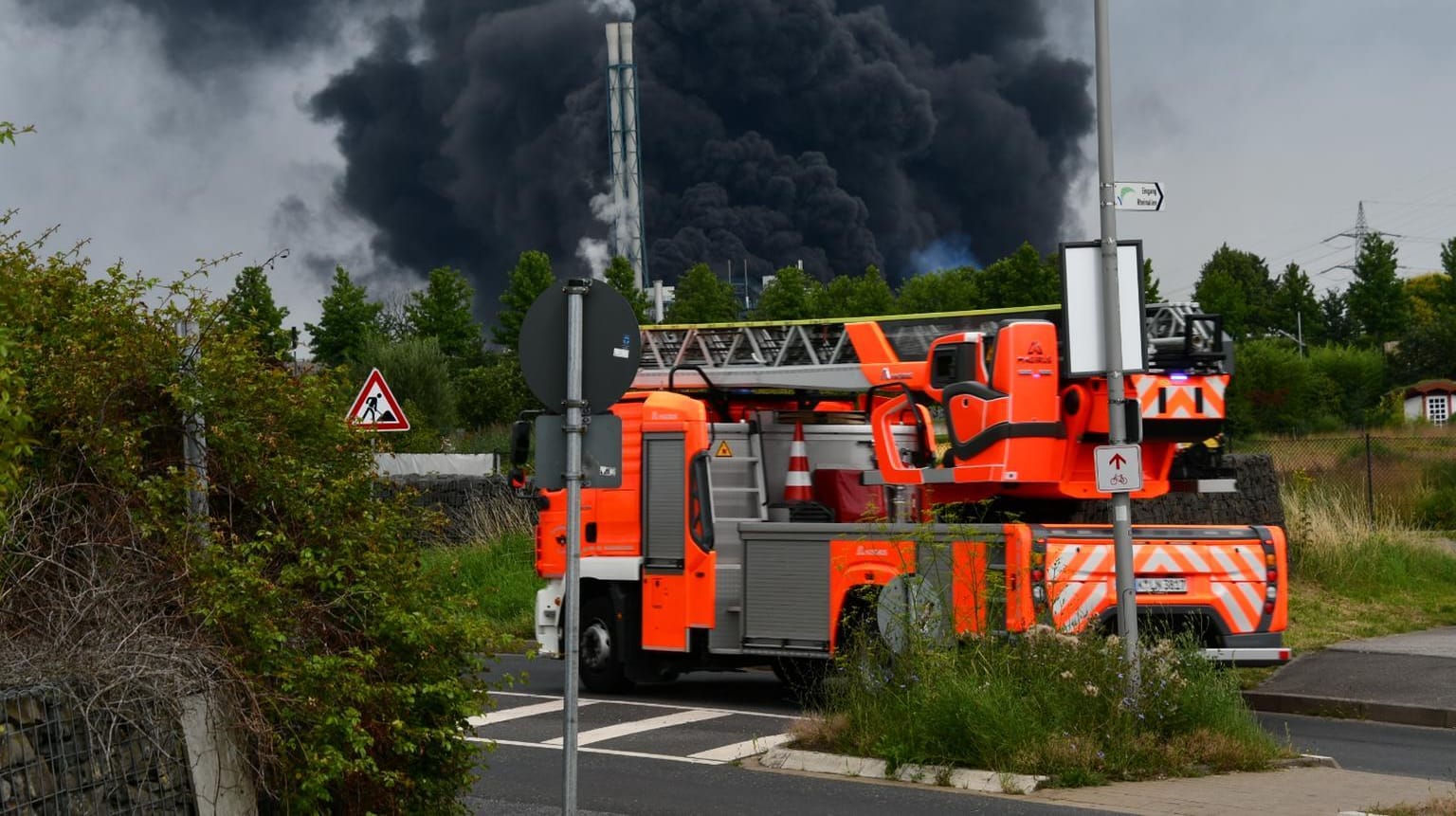 Einsatzkräfte in Leverkusen am Chempark: Am Morgen kam es dort zu einer Explosion.