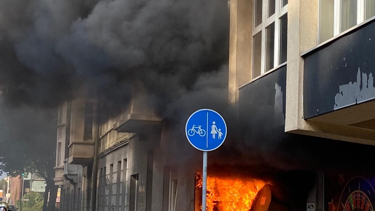 Flammen schlagen aus einem Gebäude (Symbolbild): Eine Person wurde bei dem Brand verletzt. Flammen schlagen aus einem Gebäude (Symbolbild): Eine Person wurde bei dem Brand verletzt.