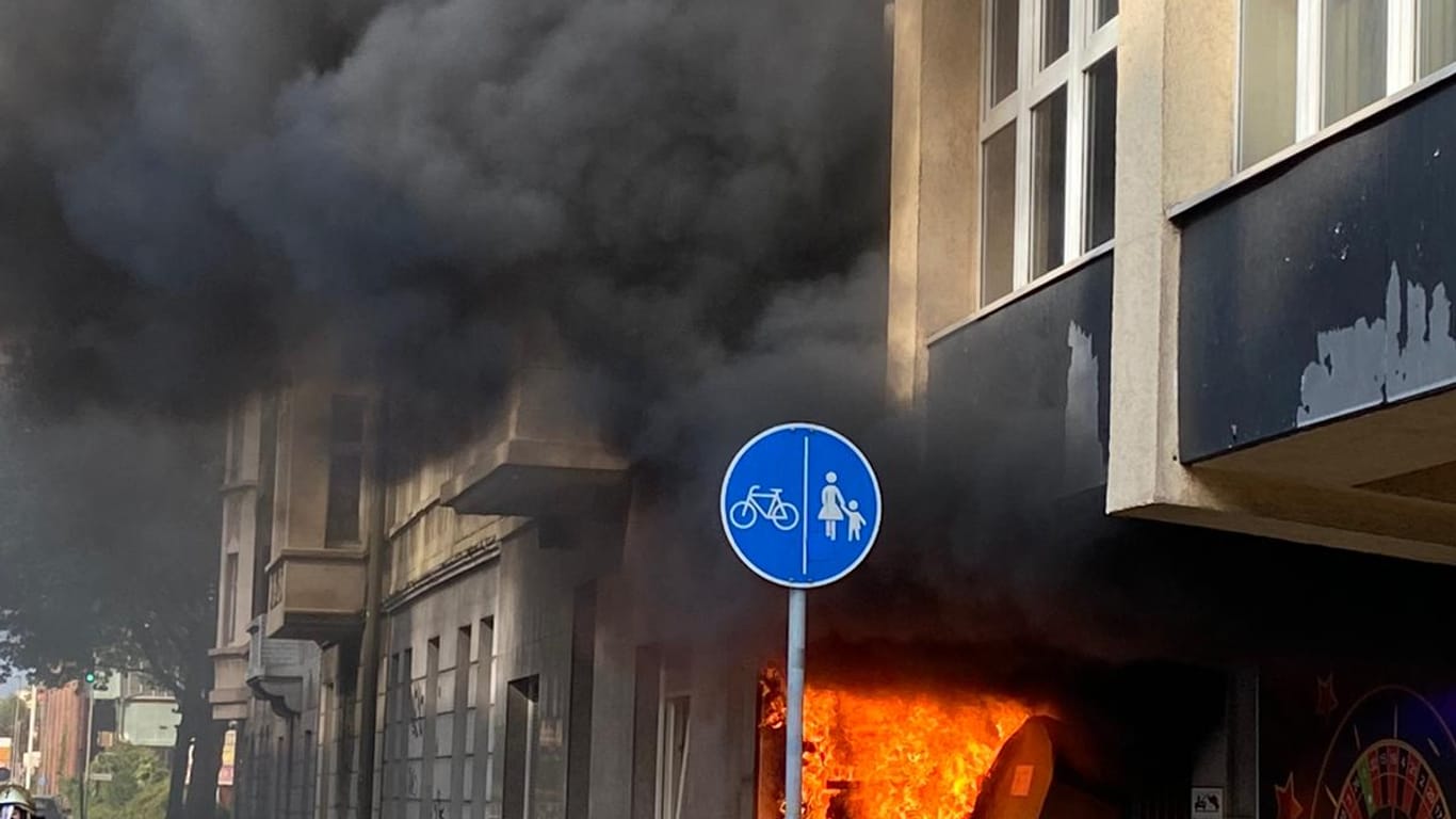 Flammen schlagen aus einem Gebäude (Symbolbild): Eine Person wurde bei dem Brand verletzt.