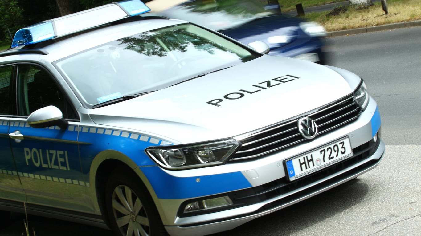 Ein Einsatzfahrzeug der Hamburger Polizei (Symbolbild): Der Mann berichtete, von vier Fremden angegriffen worden zu sein.