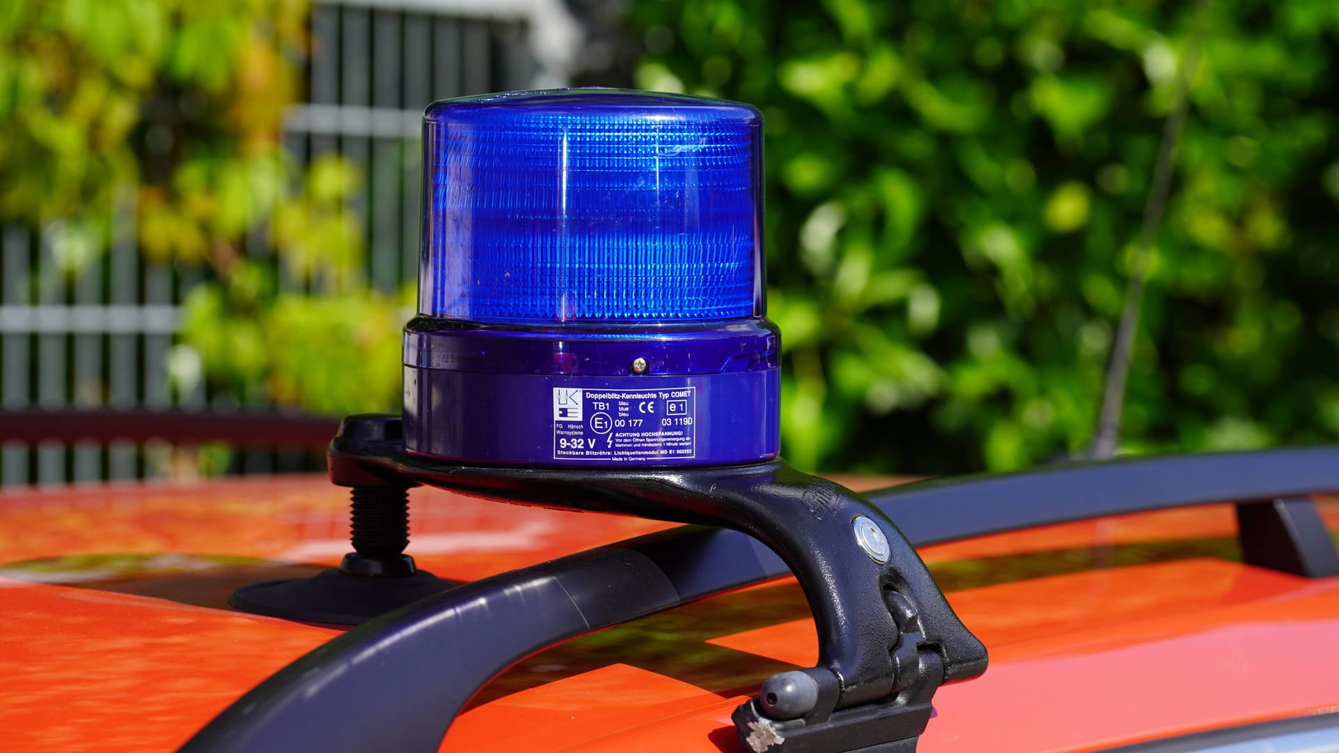 Blaulicht der Feuerwehr (Symbolbild): Zwei Kinder kamen durch eine Kohlenmomoxidvergiftung ums Leben. Blaulicht der Feuerwehr (Symbolbild): Zwei Kinder kamen durch eine Kohlenmomoxidvergiftung ums Leben.