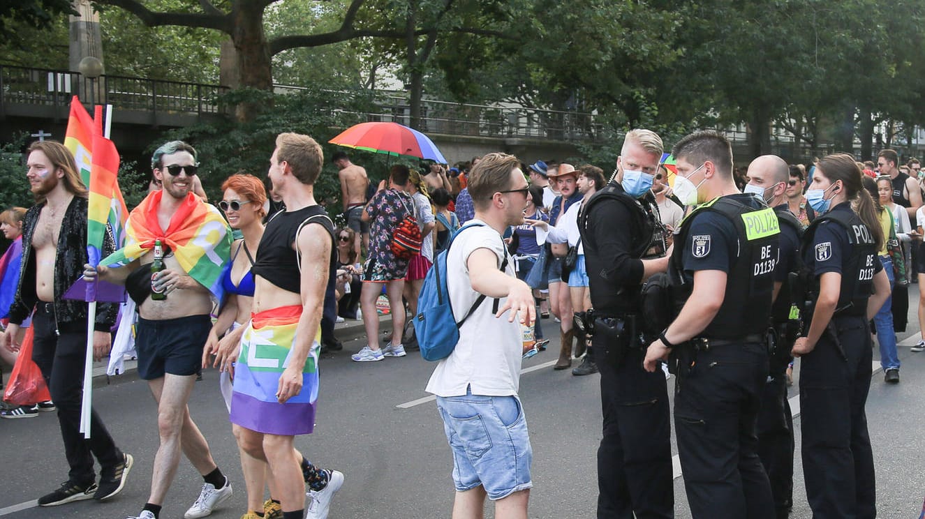 Polizisten sprechen auf der Parade zum Christopher Street Day in Berlin mit einem Teilnehmer (Archivbild): Die Polizei untersucht die Vorwürfe nun intern. Polizisten sprechen auf der Parade zum Christopher Street Day in Berlin mit einem Teilnehmer (Archivbild): Die Polizei untersucht die Vorwürfe nun intern.
