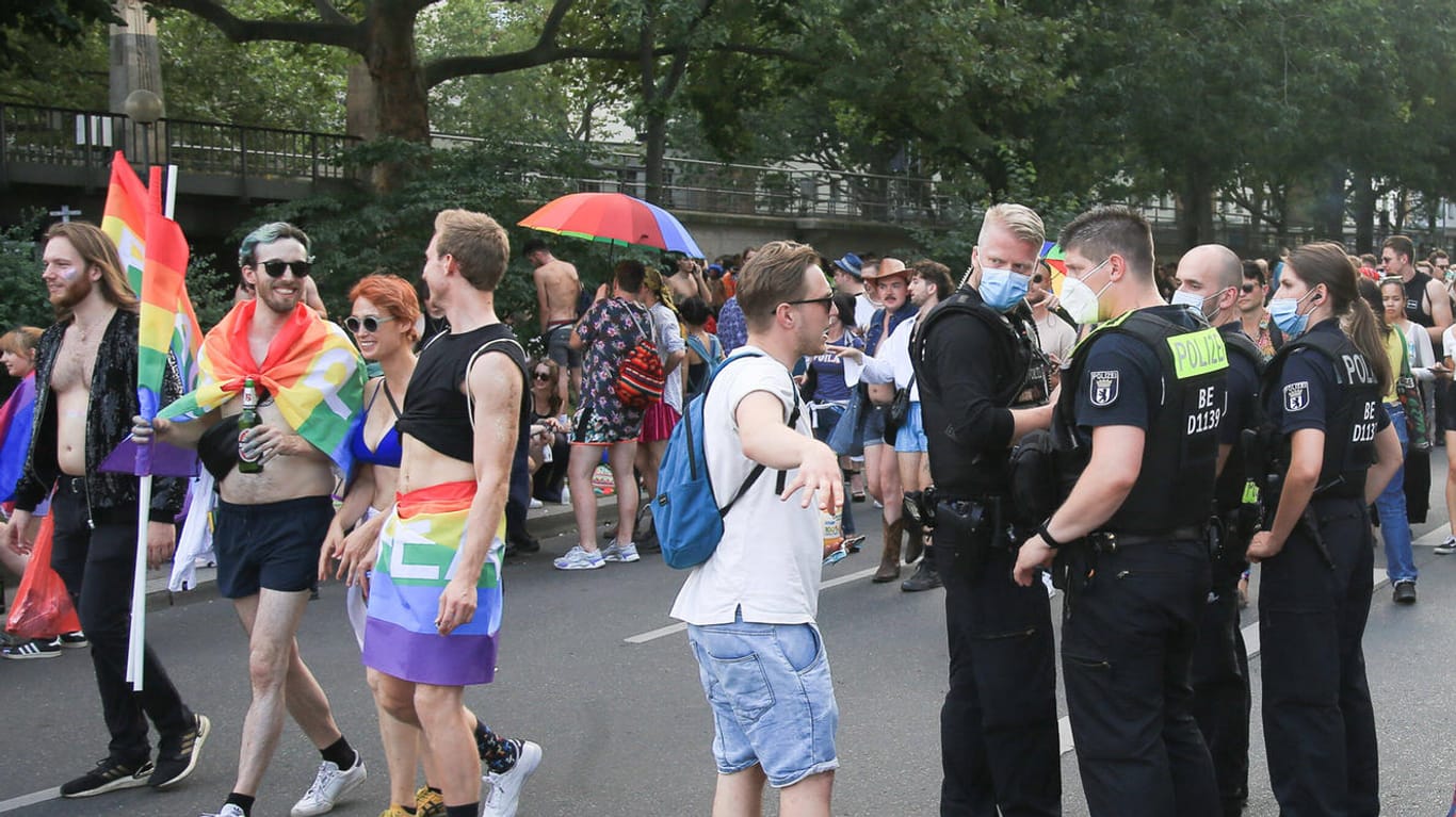 Polizisten sprechen auf der Parade zum Christopher Street Day in Berlin mit einem Teilnehmer (Archivbild): Die Polizei untersucht die Vorwürfe nun intern.