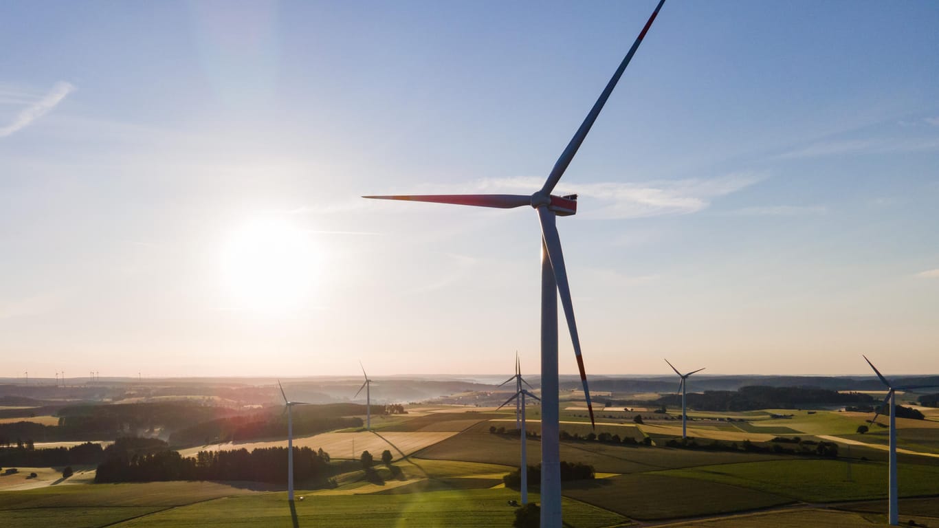 Windräder bei Sonnenaufgang (Symbolbild): Die Energiebranche fordert vor allem im Süden mehr Tempo beim Windkraft-Ausbau.