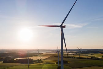 Windräder bei Sonnenaufgang (Symbolbild): Die Energiebranche fordert vor allem im Süden mehr Tempo beim Windkraft-Ausbau.