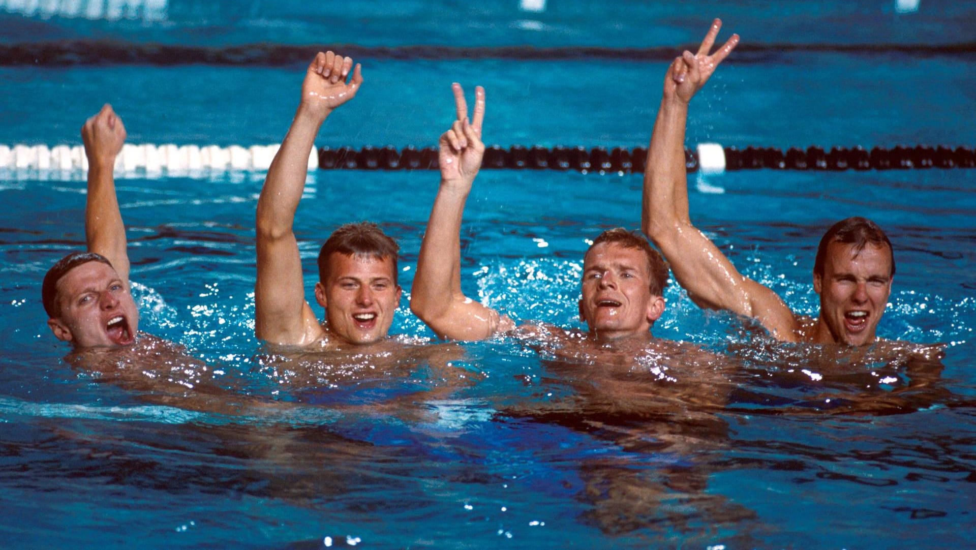 Erstes gesamtdeutsches Team: Michael Groß (2. v. r.) holte 1991 bei der WM in Perth gemeinsam mit Stefan Pfeiffer (r.), Steffen Zesner (l.) und Peter Sitt Gold über 4 x 200 m-Freistil.