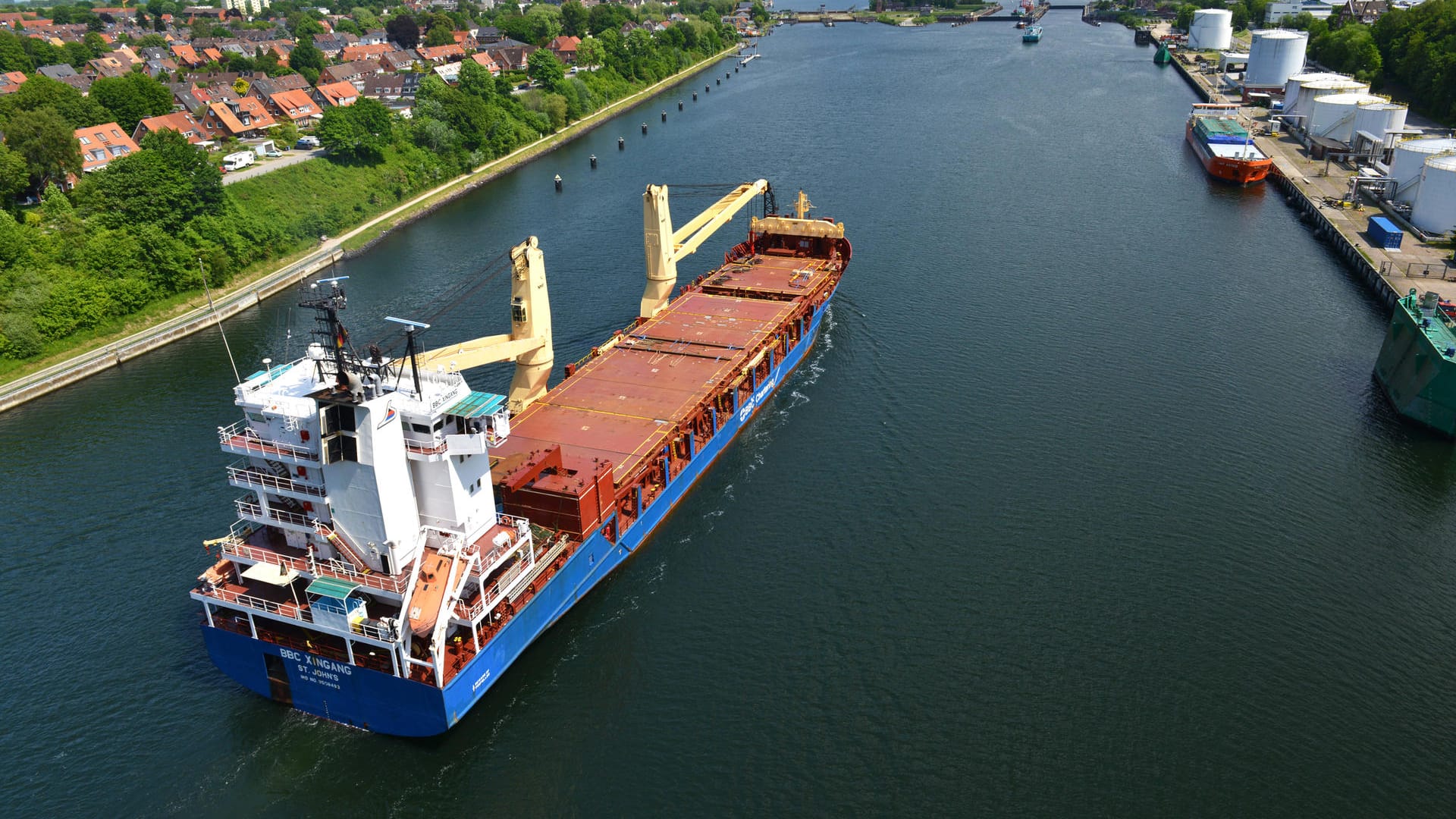 Ein Frachtschiff auf dem Nord-Ostsee-Kanal in Kiel (Symbolbild): Hier hat sich ein nächtlicher Unfall mit zwei Schiffen ereignet.