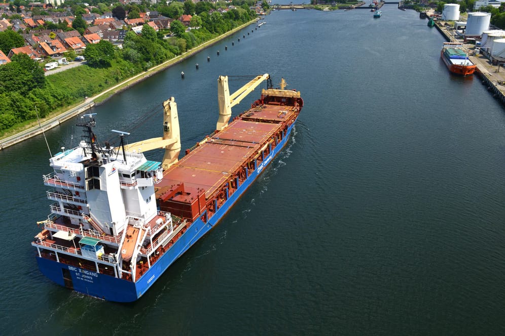 Ein Frachtschiff auf dem Nord-Ostsee-Kanal in Kiel (Symbolbild): Hier hat sich ein nächtlicher Unfall mit zwei Schiffen ereignet.