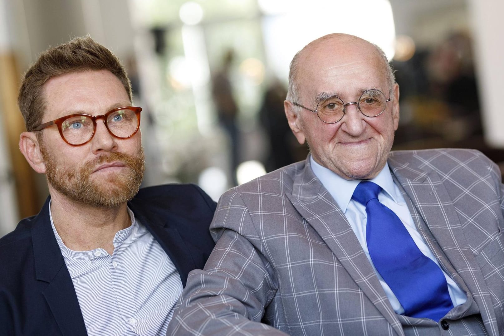 Alfred Biolek mit seinem Adoptivsohn Scott Biolek-Ritchie anlässlich seines 85. Geburtstags 2019 zu Gast im Historischen Rathaus in Köln (Archivbild): Der Entertainer sei friedlich und mit sich im Reinen eingeschlafen.