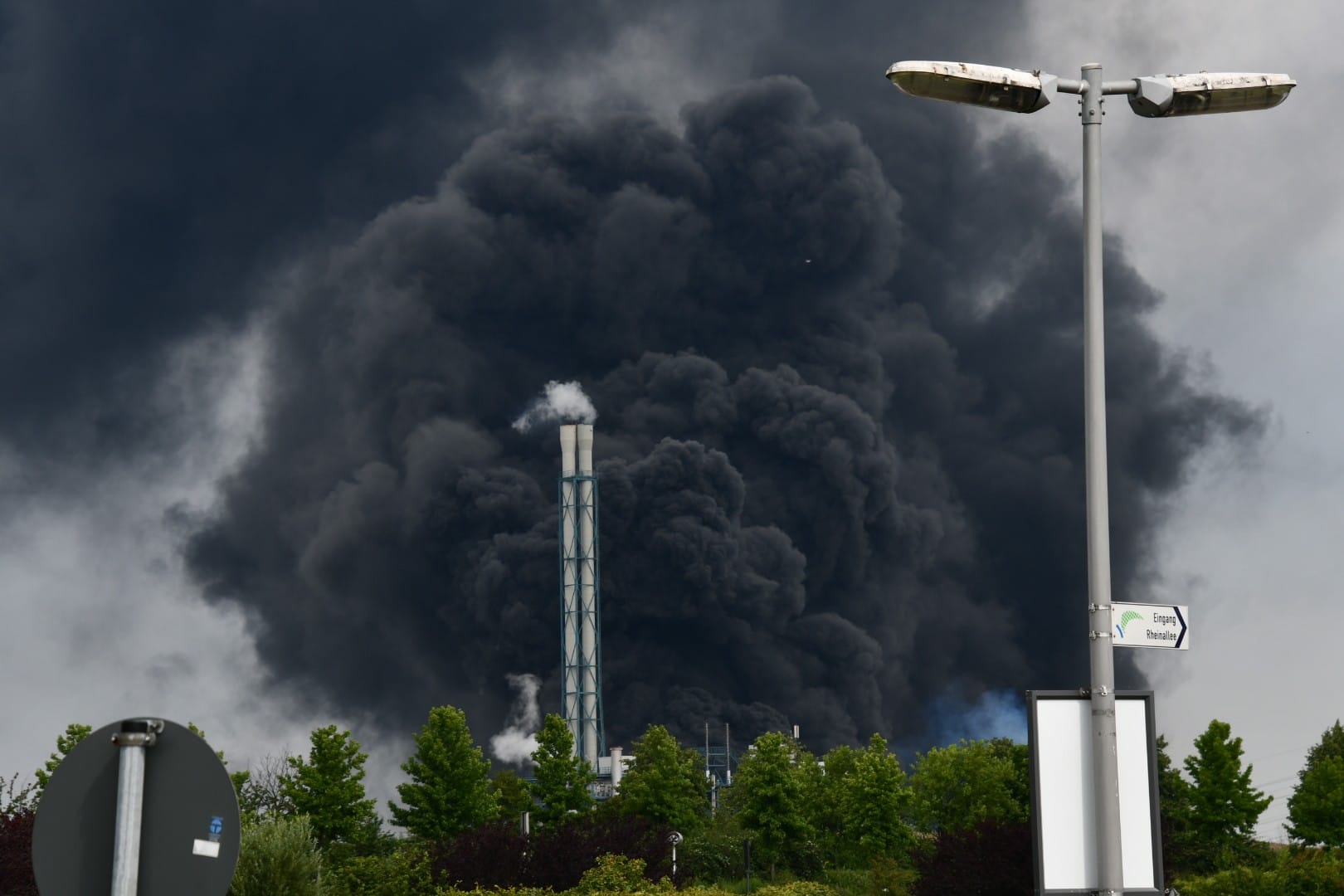 Im Chempark Leverkusen ist es am Dienstagmorgen aus bisher unbekannten Gründen zu einer Explosion gekommen. Dabei ist mindestens eine Person ums Leben gekommen, mehrere Menschen wurden teils schwer verletzt. 16 Menschen werden noch vermisst.