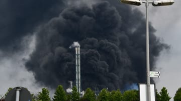Im Chempark Leverkusen ist es am Dienstagmorgen aus bisher unbekannten Gründen zu einer Explosion gekommen. Dabei ist mindestens eine Person ums Leben gekommen, mehrere Menschen wurden teils schwer verletzt. 16 Menschen werden noch vermisst.