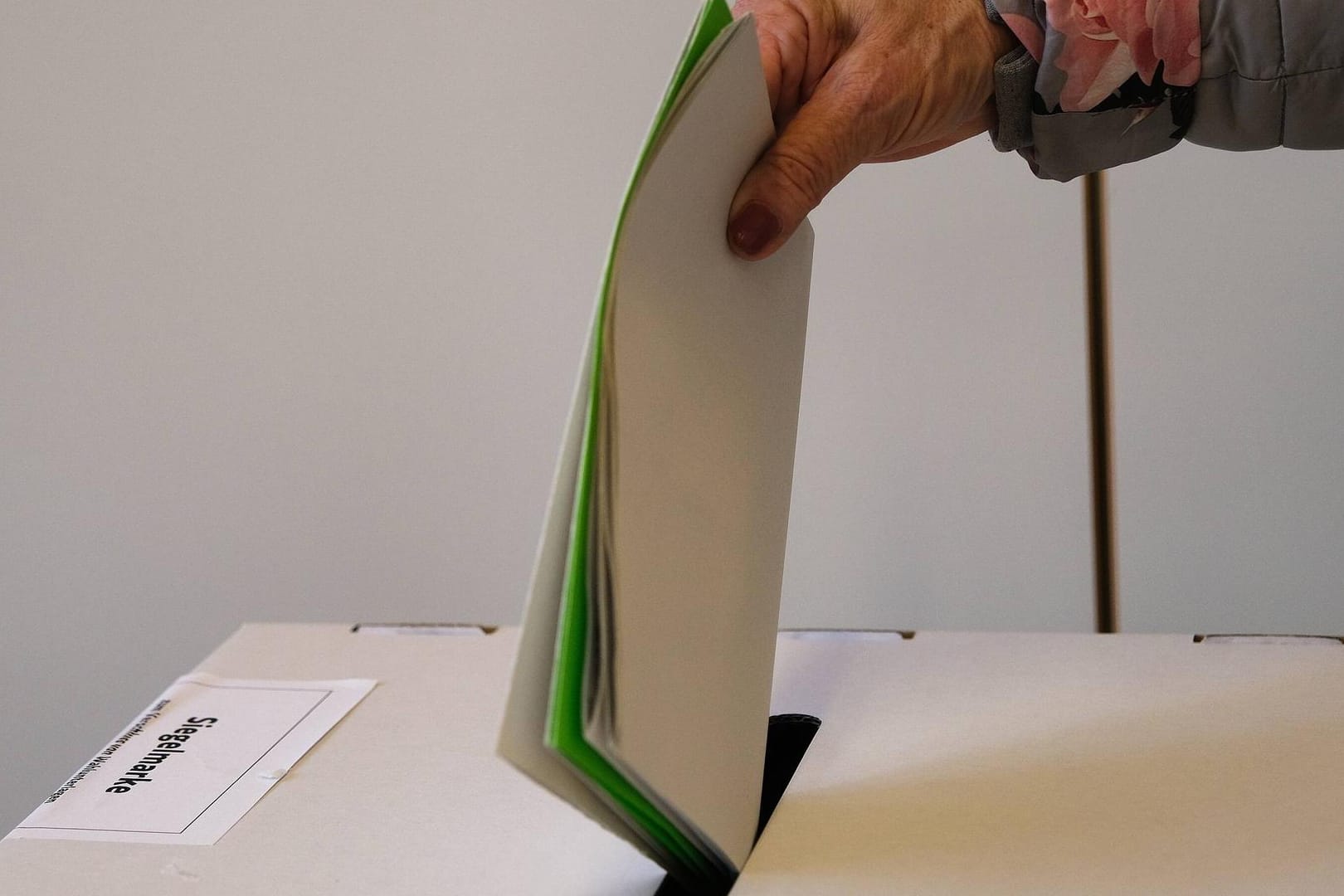 Ein Wahlzettel wird in eine Urne geworfen (Symbolbild: Die Wähler befürchten vor der Bundestagswahl Maniulationen durch Fake News.